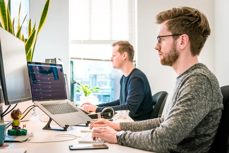 Gesprächsanalyse oder Autopilot? Gong und der Copilot Sales Agent im Duell